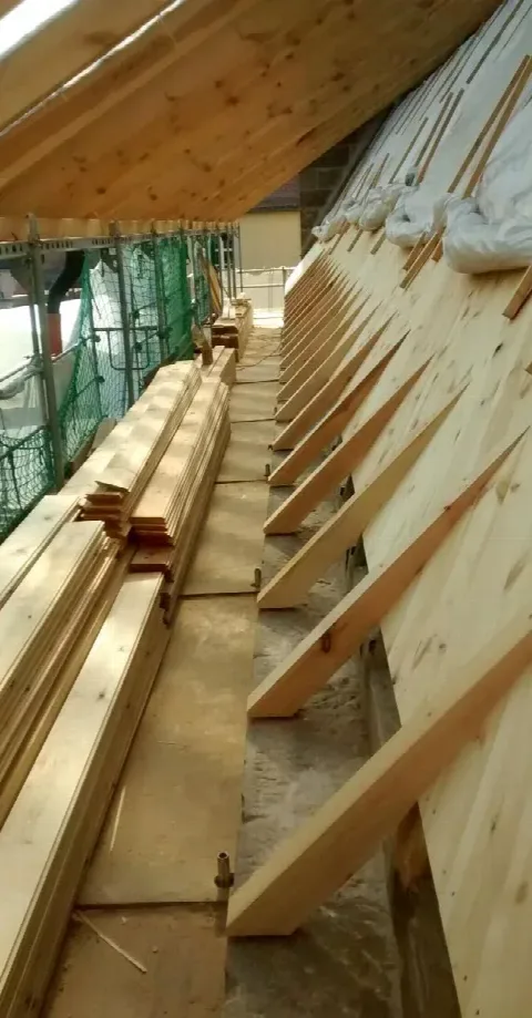 Dachstuhl mit neuen Sparren