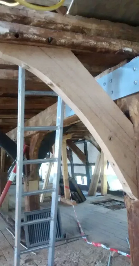 Gebogene Kopfbänder im Fachwerk